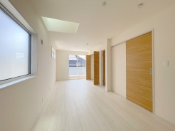 将来的には間仕切りして2部屋に変更可能な洋間。成長に合わせた間取り変更が可能なタイプ。