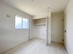 新築の木の匂いのする室内。写真では伝わらないので、ぜひ現地でお確かめください。