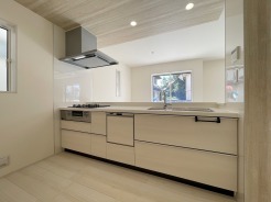 料理をしながらでも、ご家族との会話を楽しめる対面キッチン。