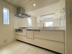 料理をしながらでも、ご家族との会話を楽しめる対面キッチン。