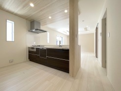 料理をしながらでも、ご家族との会話を楽しめる対面キッチン。