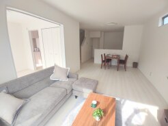 ご家族みんながゆったりくつろげる広々リビング。