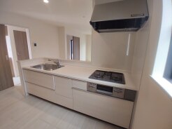 料理をしながらでも、ご家族との会話を楽しめる対面キッチン。