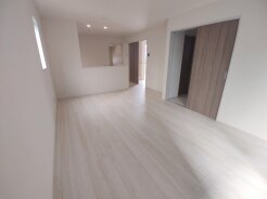 ご家族みんながゆったりくつろげる広々リビング。