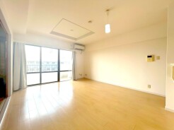 南側に大きな窓を配置、明るいリビングが出来ました。