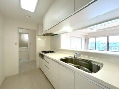 料理をしながらでも、ご家族との会話を楽しめる対面キッチン。