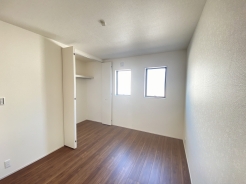 たっぷりの陽光と、心地よい風が舞い込みます。