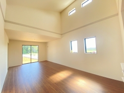 勾配天井で上からの窓からの陽射し、開放感と採光にこだわった、20帖のLDK。