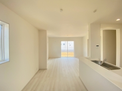 開放感と採光にこだわった、17帖のLDK。