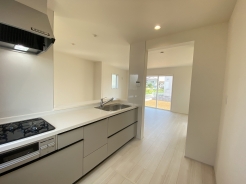 リビングで遊ぶお子様を見守りながらお料理ができる、対面キッチン。