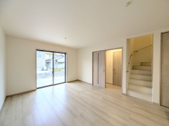 C号棟 新築の木の匂いのする室内。写真では伝わらないので、ぜひ現地でお確かめください。