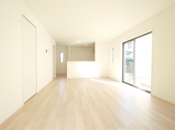 ご家族みんながゆったりくつろげる広々リビング。