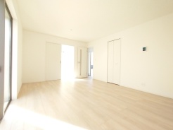 ご家族みんながゆったりくつろげる広々リビング。