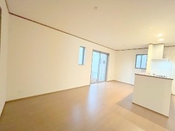 南側に大きな窓を配置、明るいリビングが出来ました。