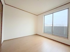 大事な日当たりは、大きな窓から。誰のお部屋にしましょう。