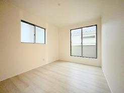 南向きの大きな窓から、たっぷりの陽射しが射し込みますね。