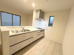 料理をしながらでも、ご家族との会話を楽しめる対面キッチン。