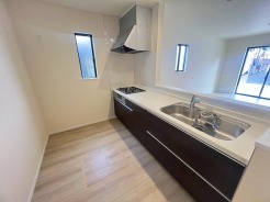 対面タイプなら、キッチン内にいながらご家族やお客様との会話が楽しめます。