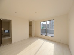 住宅街の2階南向きのお部屋、日当たりはご覧のとおり良好です。