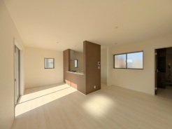 2号棟 リビング空間とダイニング空間とか使い分けやすい間取り配置。対面式でキッチン立つ人の視界も良好です。