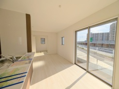 たっぷりの陽光と、心地よい風が舞い込みます。