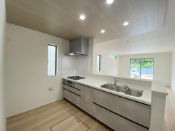 吊戸棚をなくした対面LDKはキッチンに立つ人の視界をワイドにしてくれます。