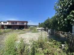 車通りの少ない閑静な住宅地、のびのびした子育てに適します。