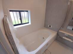 広々1坪タイプのゆったり浴室ユニット。防カビ・抗菌素材なのもうれしい。