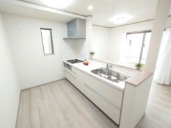 料理をしながらでも、ご家族との会話を楽しめる対面キッチン。