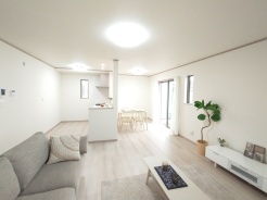 ご家族みんながゆったりくつろげる広々リビング。