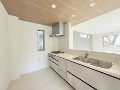 料理をしながらでも、ご家族との会話を楽しめる対面キッチン。