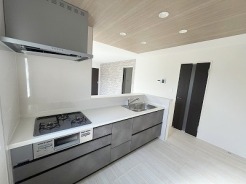 料理をしながらでも、ご家族との会話を楽しめる対面キッチン。