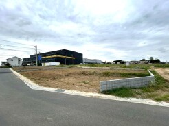車通りの少ない閑静な住宅地、のびのびした子育てに適します。