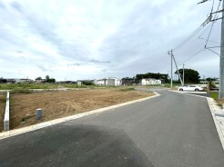 駐車が苦手な方にも嬉しい、前面6m道路に面した住まい。