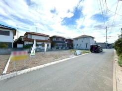 前面道路は歩道も整備され、小さなお子様にも安心です。