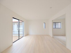 ご家族みんながゆったりくつろげる広々リビング。