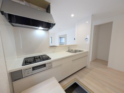 リビングで遊ぶお子様を見守りながらお料理ができる、対面キッチン。