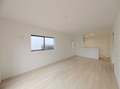 5号棟 新築の木の匂いのする室内。写真では伝わらないので、ぜひ現地でお確かめください。