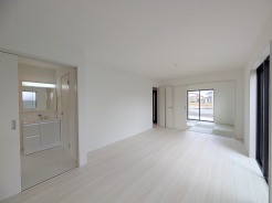 リビング空間とダイニング空間とか使い分けやすい間取り配置。対面式でキッチン立つ人の視界も良好です。