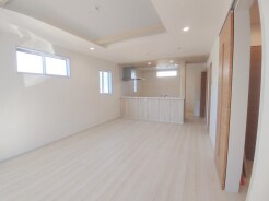 ご家族みんながゆったりくつろげる広々リビング。