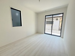 新築の木の匂いのする室内。写真では伝わらないので、ぜひ現地でお確かめください。