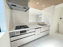 リビングで遊ぶお子様を見守りながらお料理ができる、対面キッチン。