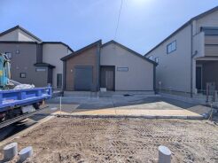 ポーチのついた新築分譲物件。玄関の印象はいかがでしょうか?入口からご覧ください。