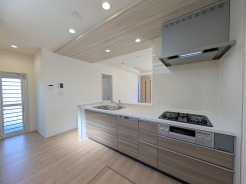 吊戸棚をなくした対面LDKはキッチンに立つ人の視界をワイドにしてくれます。