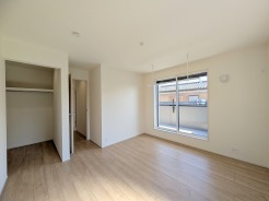 たっぷりの陽光に包まれる明るい住まいが、ここにあります。