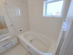 広々1坪タイプのゆったり浴室ユニット。防カビ・抗菌素材なのもうれしい。