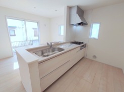 吊戸棚で視界を遮らず、パノラマ感を重視したタイプのキッチンスペース。