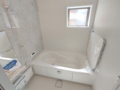 広々1坪タイプのゆったり浴室ユニット。防カビ・抗菌素材なのもうれしい。