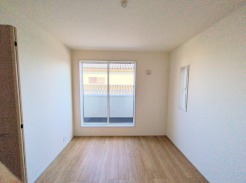 こちらの洋室は誰にも使いやすいサイズ感、5.25帖です。