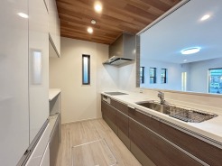 料理をしながらでも、ご家族との会話を楽しめる対面キッチン。